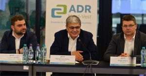 "Măsurile fiscale adoptate anul trecut au generat, în prima fază, o presiune suplimentară asupra beneficiarilor, în special asupra celor din mediul privat şi asupra autorităţilor publice locale, prin majorarea cotei TVA, creşterea costurilor cu forţa de muncă, utilităţile şi anumite categorii de servicii.În cadrul Programului Regional Nord-Vest, acest context s-a reflectat punctual în necesitatea ajustării bugetelor unor proiecte, precum şi în solicităride clarificare privind eligibilitatea cheltuielilor sau ritmul de implementare", a declarat Marcel Boloş (în centru).